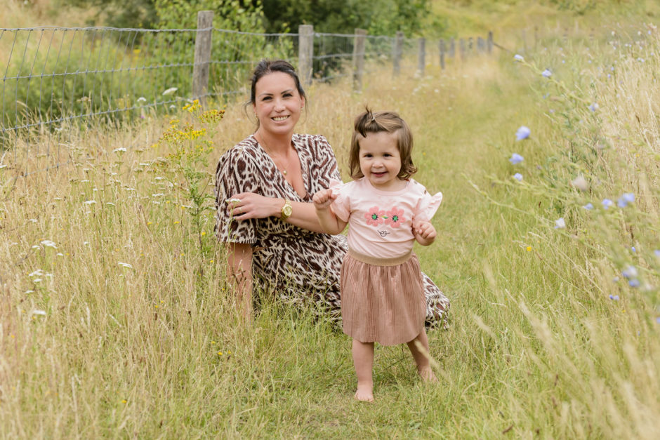 Moeder en dochter tijdens een fotoshoot in een wandelgebied dicht bij huis in Limburg.