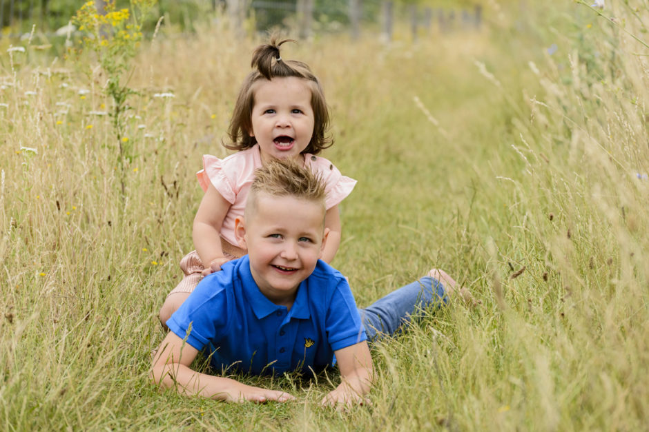 Broer en zusje tijdens een fotoshoot in een wandelgebied dicht bij huis in Limburg.