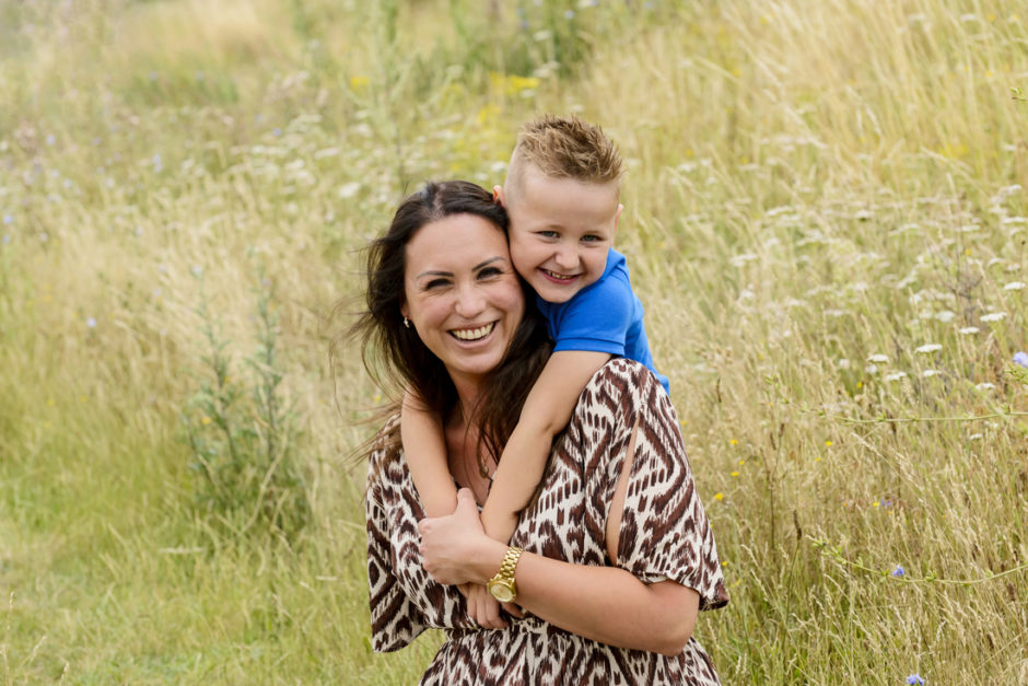 Moeder en zoon tijdens een fotoshoot in een wandelgebied dicht bij huis in Limburg.