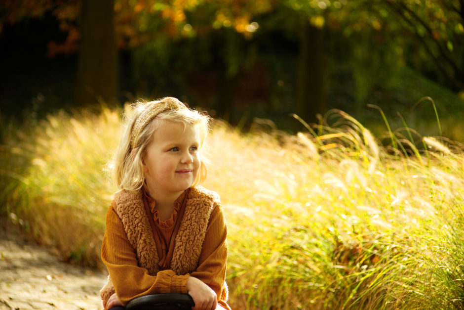 Portret van een meisje tijdens een familie fotoshoot in Limburg. Op vakantie bij Parc Maasresidence Thorn  ? boek nu een leuke familie fotoshoot in de buurt!