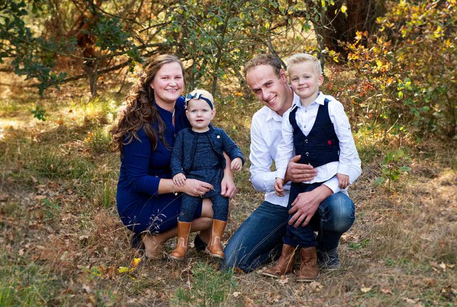 Ouders met kind bij een foto reportage met de hele familie in weert, Limburg. Fotoshoot gemaakt door fotograaf uit Roermond. Op vakantie bij De Smockelaer ? Boek een mooie familie fotoshoot.