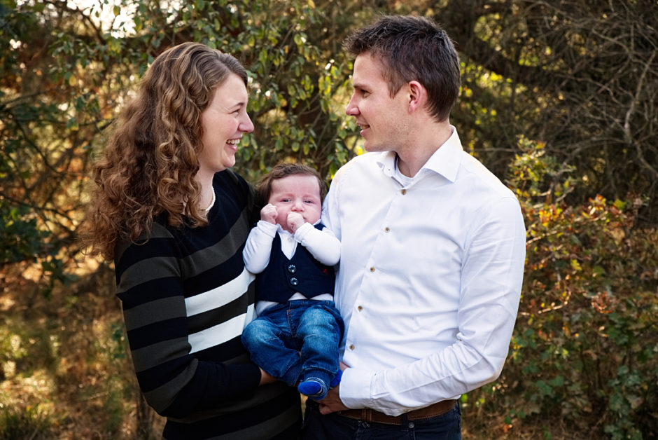 Ouders met baby tijdens een fotografie sessie op locatie in een natuurgebied in Limburg, Nederland. 