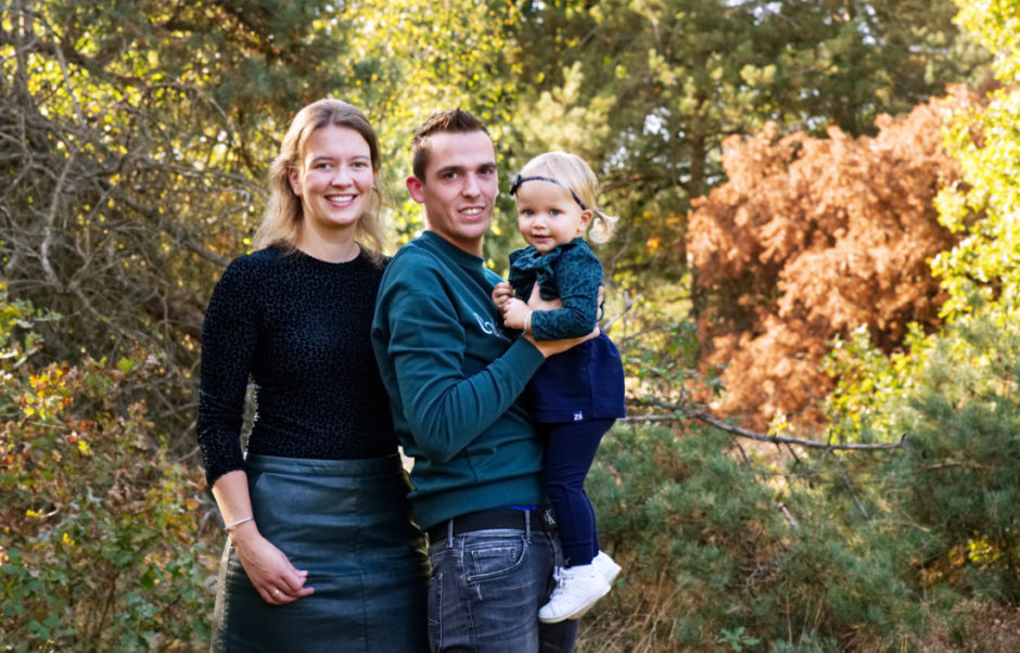 Ouders met kind bij een foto reportage met de hele familie gemaakt door fotograaf uit Roermond. Op vakantie bij De Smockelaer 