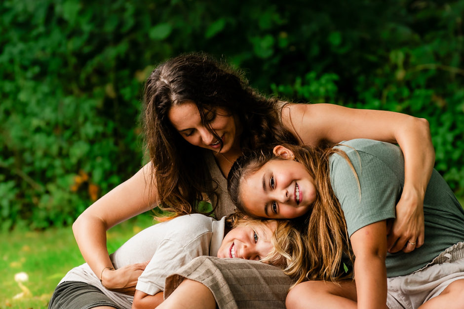 Moeder met kinderen knuffelen bij een fotoshoot in Limburg