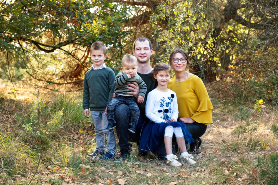 Ouders met kind bij een foto reportage met de hele familie in weert, Limburg. Fotoshoot gemaakt door fotograaf uit Roermond. Op vakantie bij De Smockelaer ? Boek een mooie familie fotoshoot.