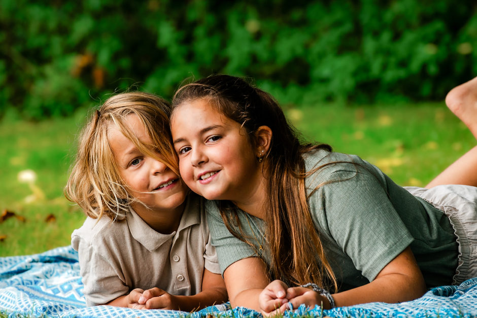 Broer en zus in de natuur in Limburg tijdens een fotoshoot van het gezin.