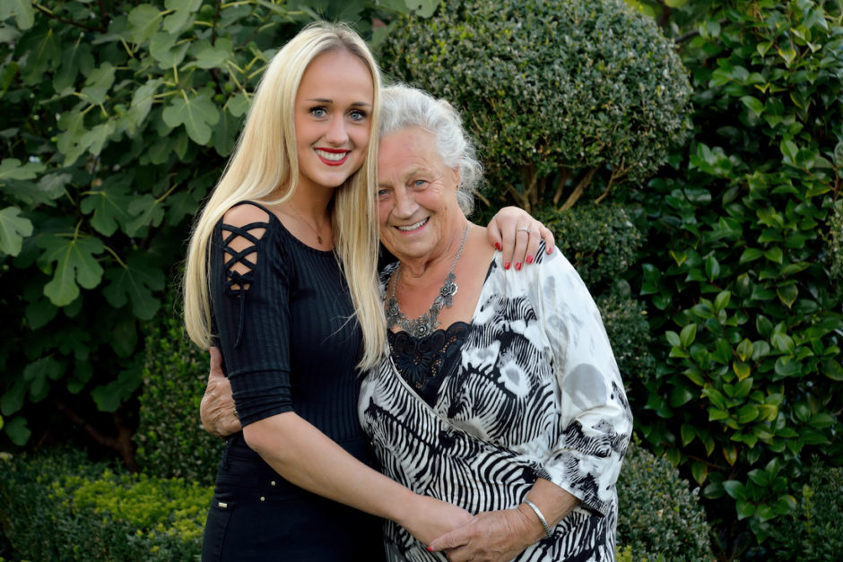 Een fotoshoot samen met oma in Reuver, in de tuin. 