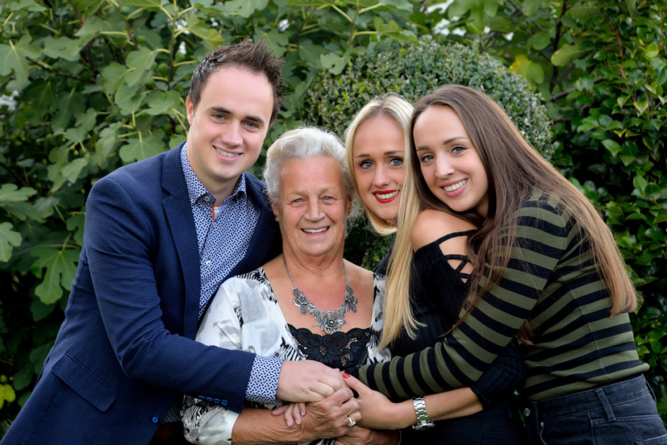 Een familiefoto van een oma met de kleinkinderen in een tuin in Reuver. Denk je na over de leukste familiefoto's? Boek dan snel een shoot! Als geduldige familie fotograaf kom ik graag jullie kant op!