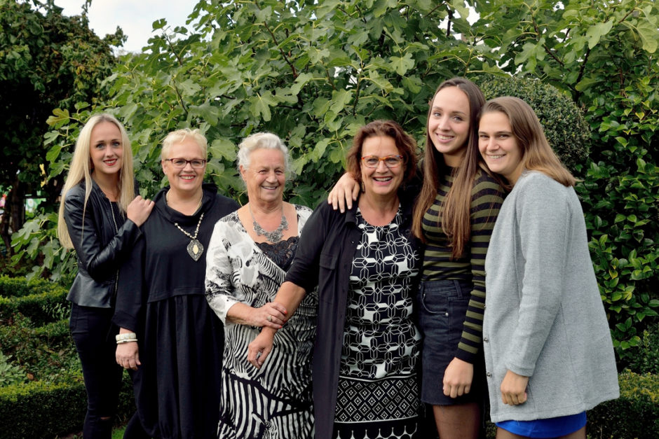 Een familiefoto van een gezin in Reuver, in de tuin. Als geduldige familie fotograaf kom ik graag jullie kant op!