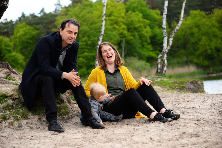 Ouders met baby in de natuur om mooie foto's te laten maken van hun gezin