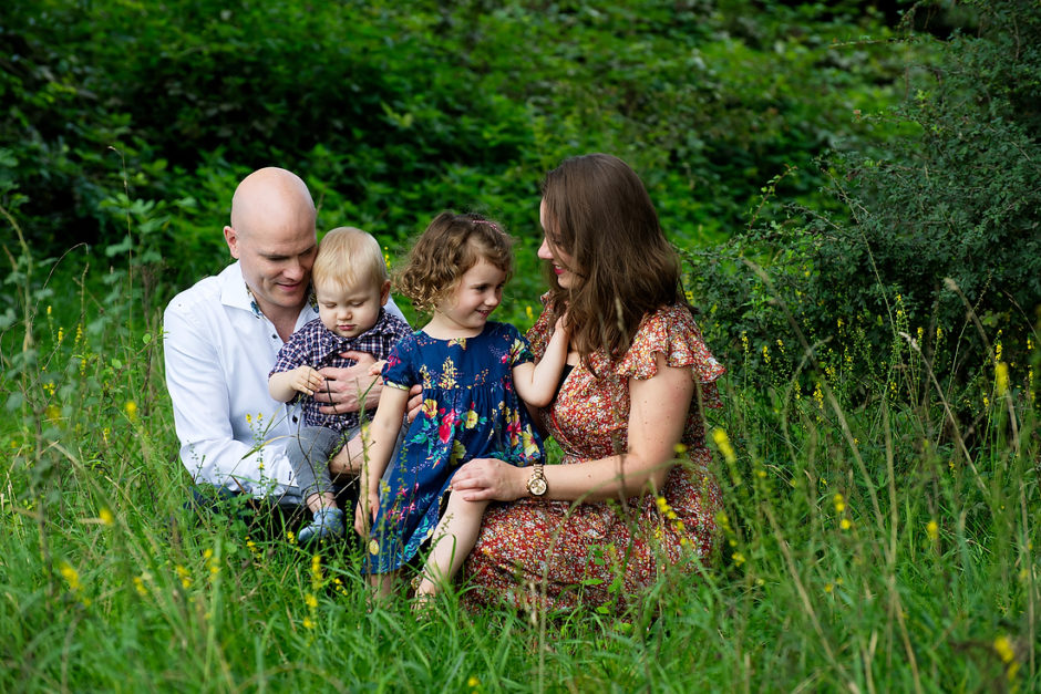 Gezinsfotoshoot in Roermond, foto van papa mama en twee kinderen. Door fotografe uit Limburg. Op vakantie bij De Smockelaer ? Boek een mooie familie fotoshoot.