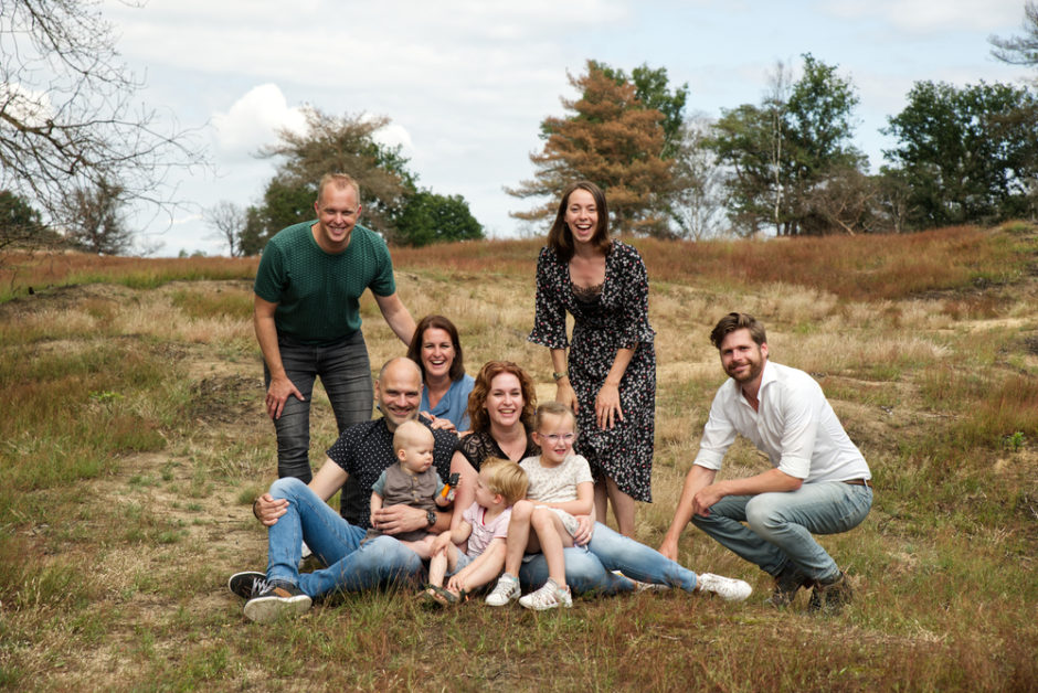 Foto van meerdere gezinnen, familie fotoshoot in Roermond en Limburg. Op vakantie bij Parc Maasresidence Thorn  ? boek nu een leuke familiefotoshoot in de buurt!