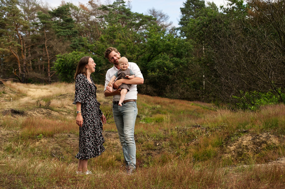 Fotoshoot gezin met kind in de natuur tijdens een familie fotoshoot door een fotograaf uit Limburg.  Op vakantie bij De Smockelaer ? Boek een mooie familie fotoshoot.