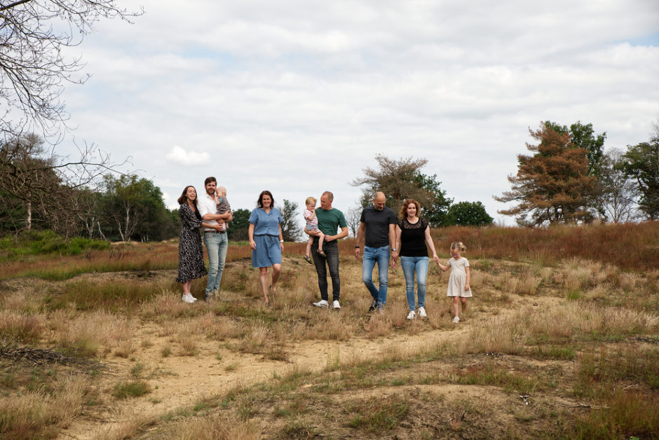 Groepsfoto van een familie in de natuur in Limburg, familie fotografie in Limburg en Brabant.