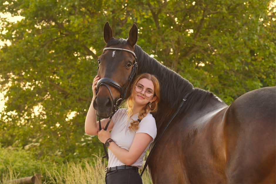 Een meisje en haar paard in Limburg bij het golden hour, vlak voordat de zon ondergaat.