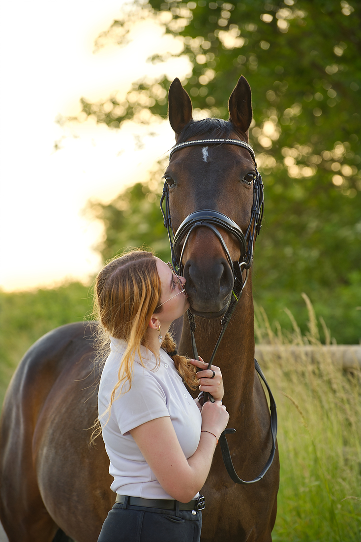 Meisje met haar paard bij een fotoreportage in Limburg.