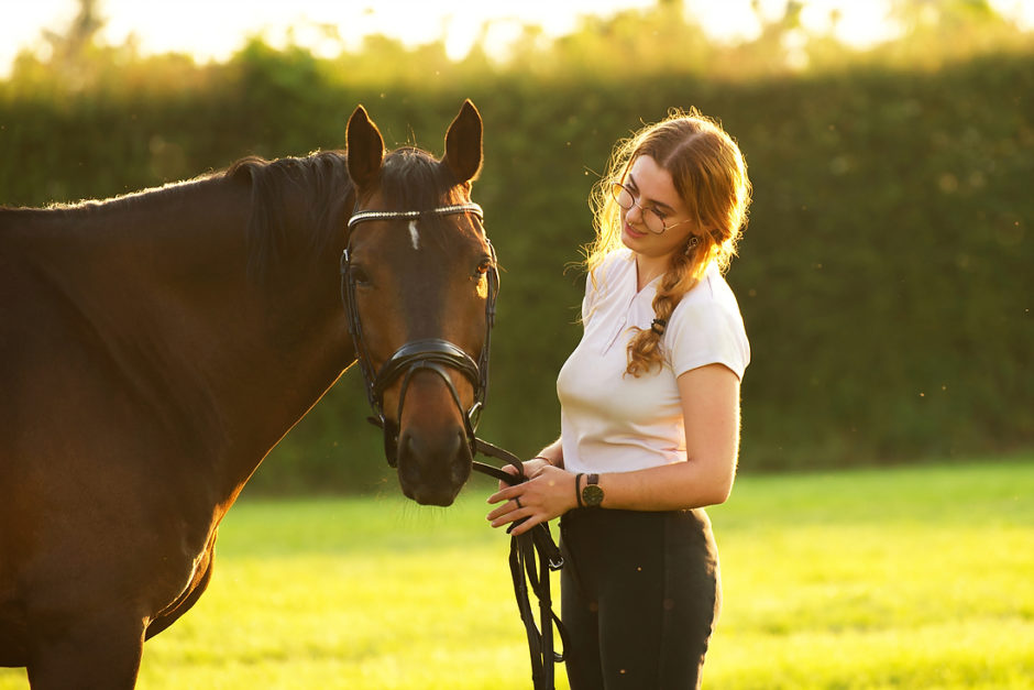 Meisje met haar paard in de avondzon  in Limburg.