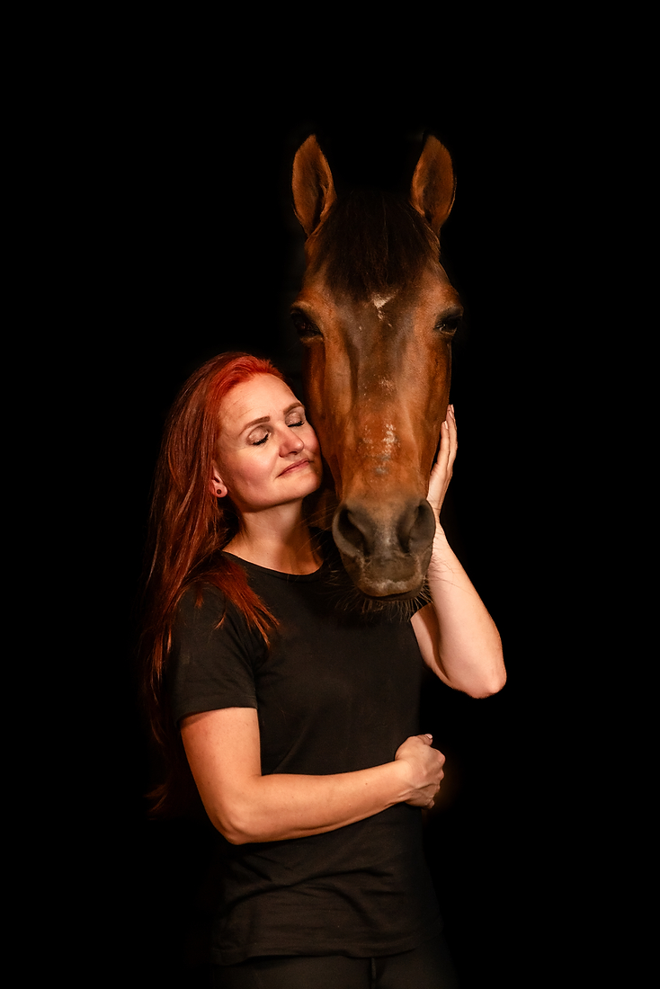 Vrouw en paard op stal met donkere achtergrond, in Limburg bij Roermond.
