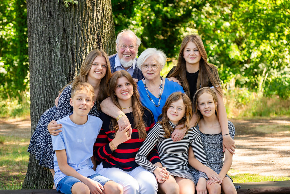 Gezin op de foto met opa en oma. Close-up in de natuur in het Leudal. Ga lekker dicht bij elkaar staan en houd elkaar vast.