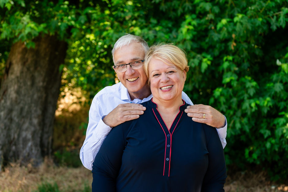 Lieve foto van een koppel tijdens een familiefotoshoot in Limburg in de natuur.