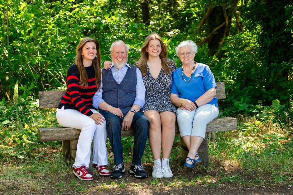 Opa en oma met twee kleindochters op de foto op een mooie dag in het bos bij het Leudal in Limburg.