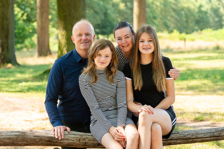 Ouders met twee dochters op een mooie dag in het bos bij het Leudal in Limburg.