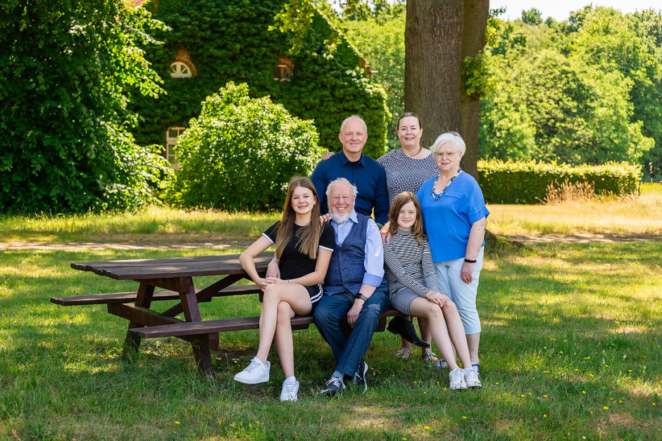 Gezin gaat op de foto in Limburg, samen met opa en oma in de natuur. door een fotograaf uit Roermond.