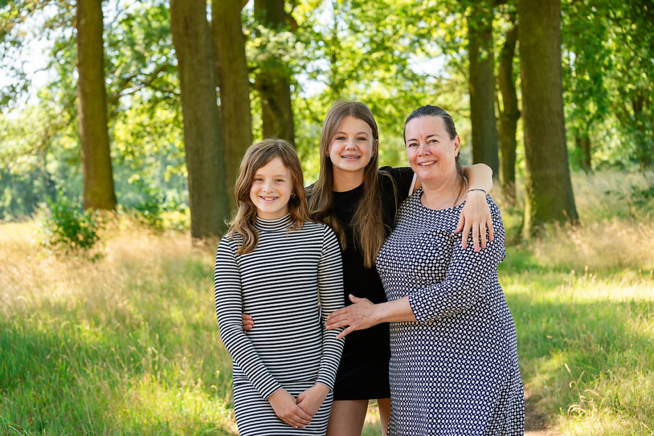 Moeder met twee dochters op een mooie dag in het bos bij het Leudal in Limburg.
