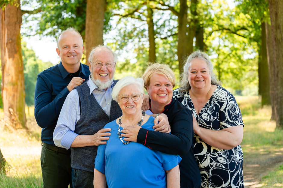 Close-up van opa en oma met eigen kinderen in de natuur in het Leudal.