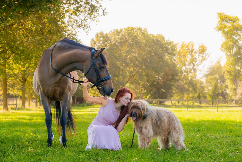 Vrouw met paard en hond bij een fotoshoot in Limburg.