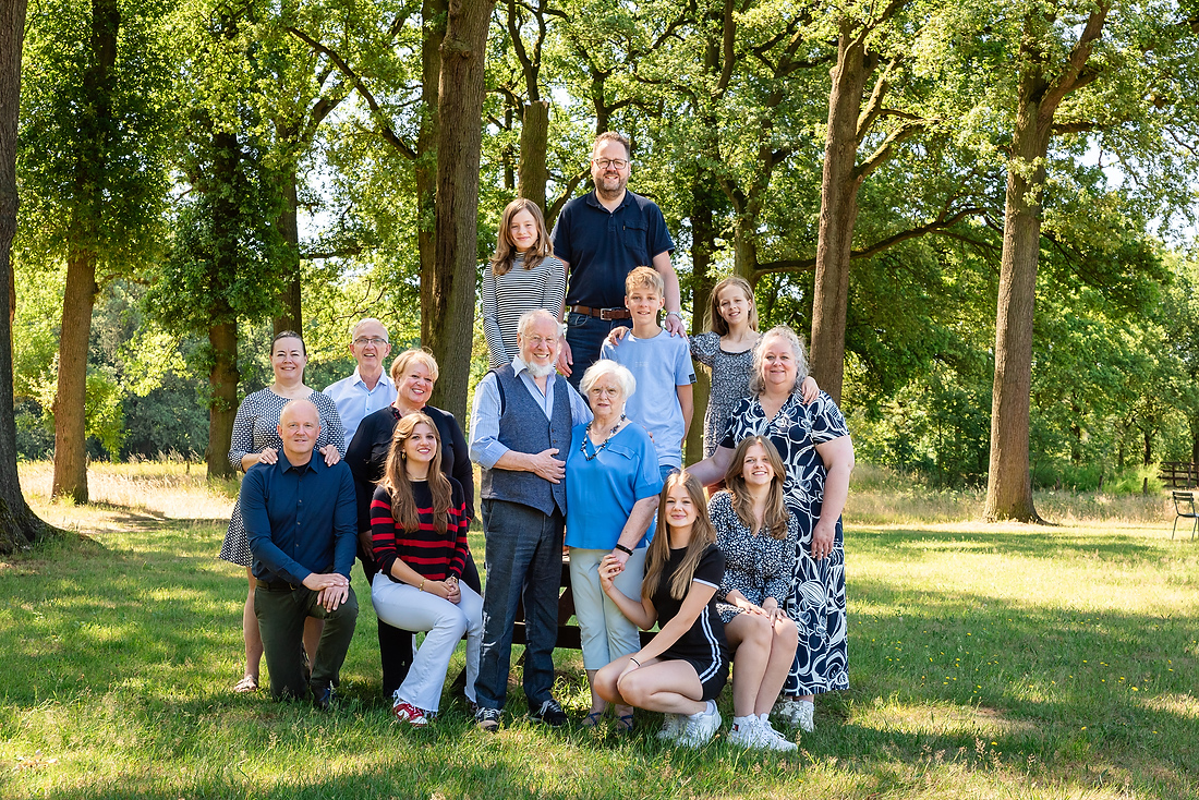 Familie van 14 personen op de foto. In de natuur in het Leudal.