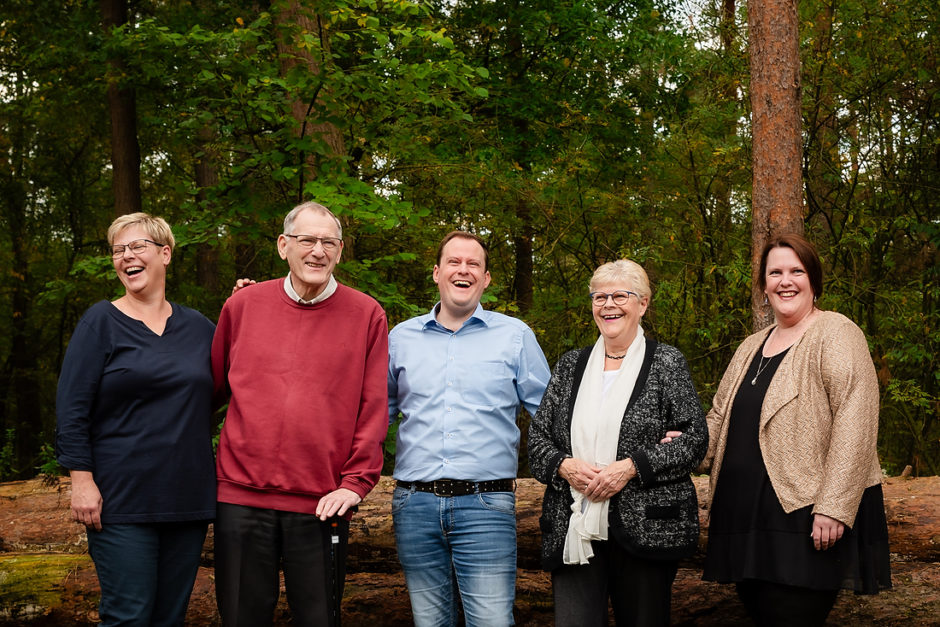 Opa en oma met de eigen kinderen bij een familiefotoshoot in Limburg.