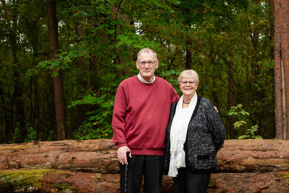 Ouder echtpaar oftewel opa en oma samen op de foto tijdens de fotoshoot met de hele familie in Midden-Limburg.