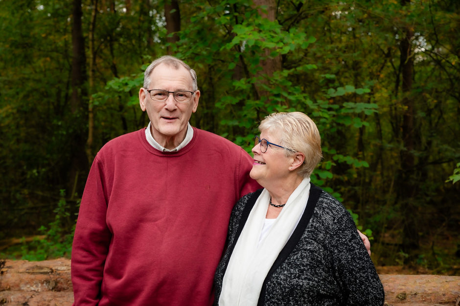 Ouder echtpaar oftewel opa en oma samen op de foto tijdens de  familie fotoshoot  in Midden-Limburg.
