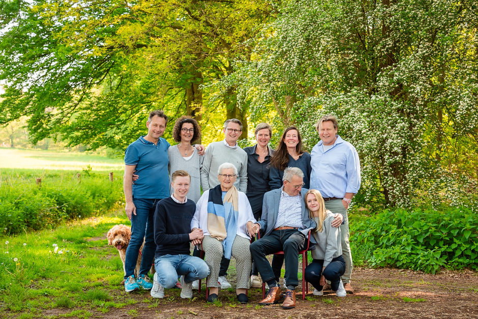 De hele familie tijdens een spontane fotoshoot met leuke opdrachten in Limburg door een fotograaf uit Roermond.