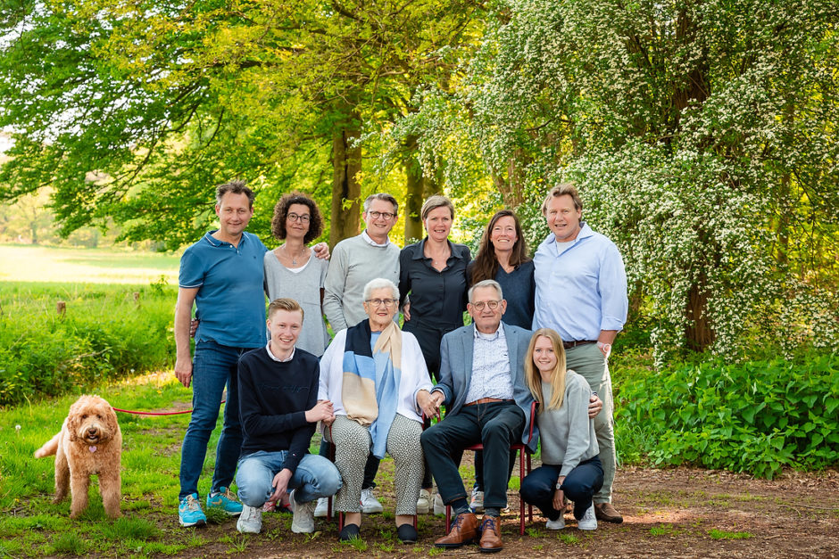  De hele familie staat  ontspannen op de foto tijdens een spontane fotoshoot in Limburg door een fotograaf uit Roermond.