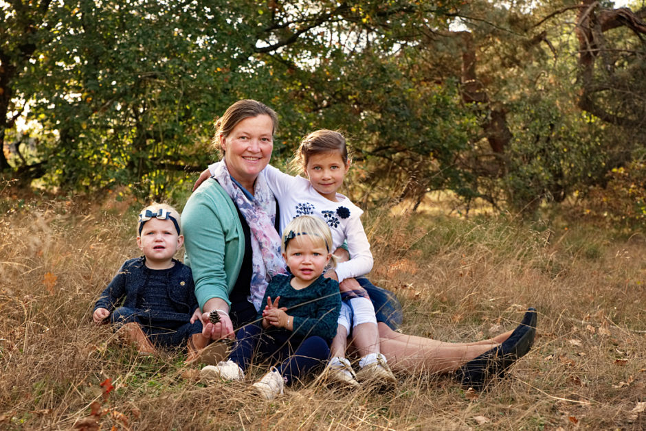 Kleinkinderen bij oma in de natuur in Limburg voor een heleboel mooie foto's.