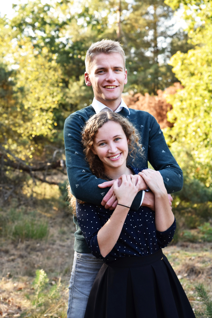 koppel gaat op de foto bij een fotoshoot van de hele familie in Limburg