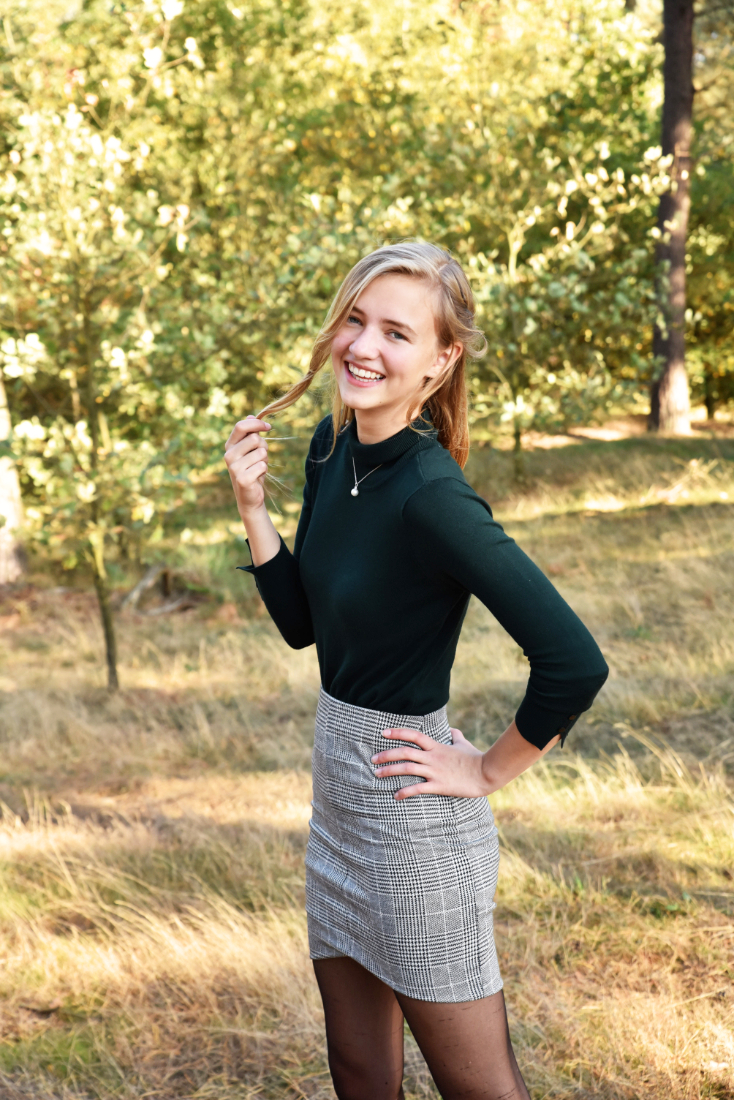 Portret van een Meisje tijdens een familie fotoshoot in Limburg. 