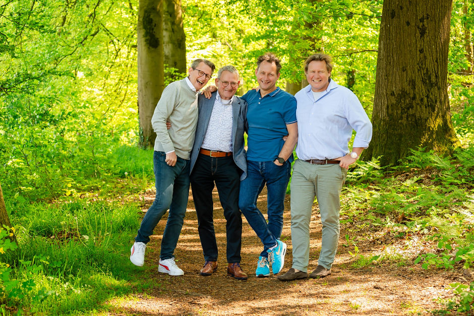 Opa met drie zoons staan ontspannen op de foto tijdens een spontane fotoshoot met leuke opdrachten in Limburg door een fotograaf uit Roermond.