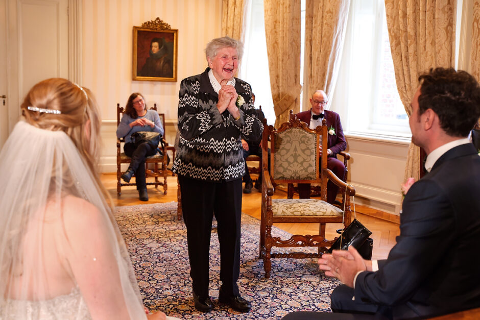 De oma van de bruidegom straalt van blijdschap tijdens het feliciteren na de huwelijksvoltrekking in het stadhuis van Roermond in Limburg.