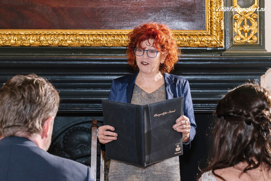 Limburgse trouwleveranciers. Op deze foto staat Agnes Stijnen die tijdens de ceremonie voor een bruidspaar staat.