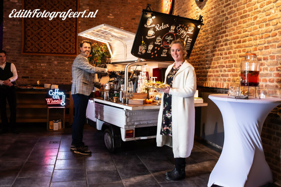 De eigenaren van Coffee on wheels Limburg. Aanbevolen door je trouwfotograaf uit Limburg.