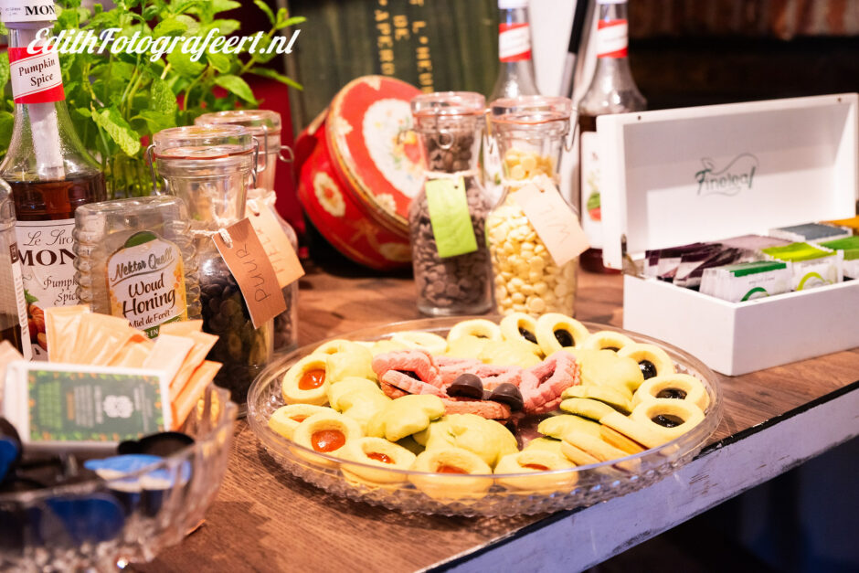 Koekjes en thee van Coffee on wheels Limburg. aanbevolen door je trouwfotograaf uit Limburg.