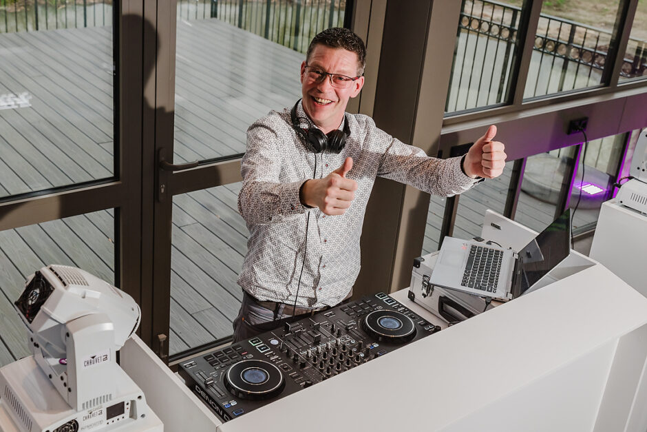 Portret van de DJ van DiscoLimburg, met apparatuur. Deze vriendelijke Dj wordt aanbevolen door trouwfotograaf Edith.