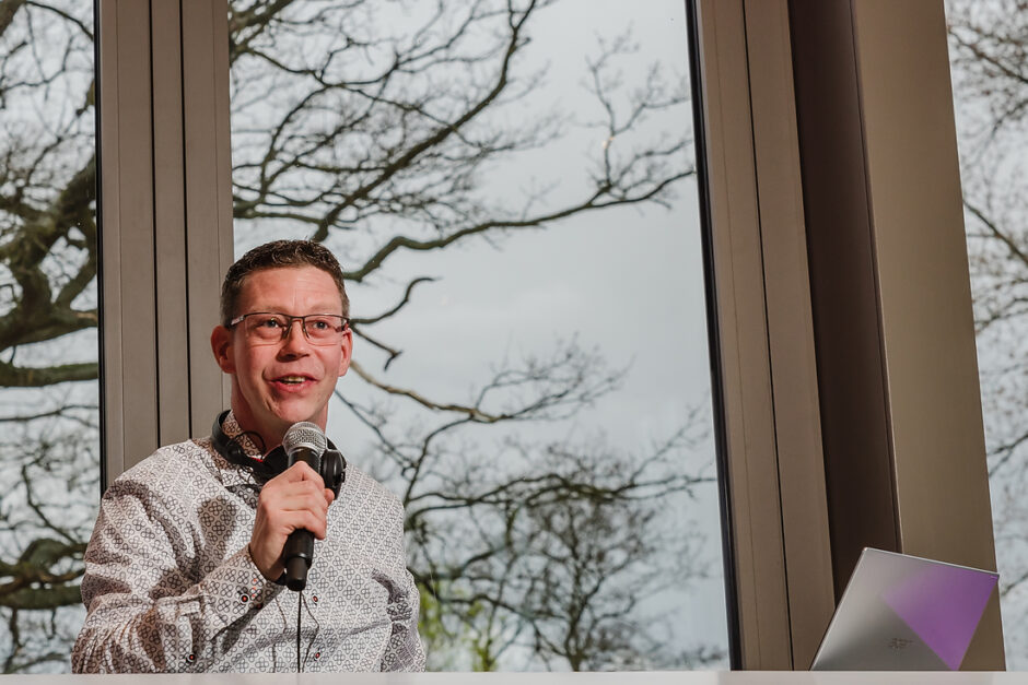 Portret van een discjockey in Limburg, DJ voor je huwelijksfeest, aanbevolen door bruidsfotograaf Edith