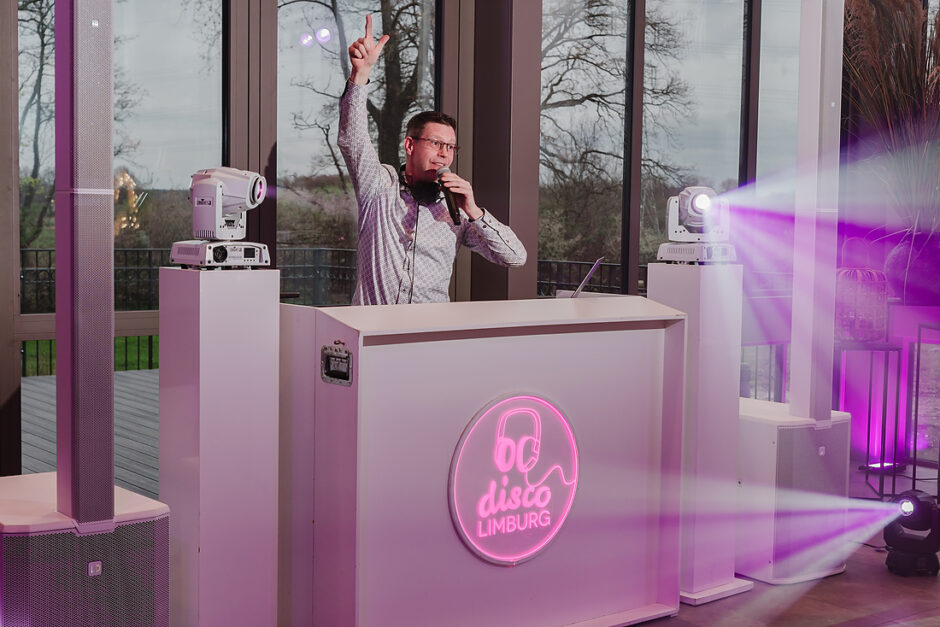 DJ aan het werk, discolimburg, aanbevolen door bruidsfotograaf uit Roermond.