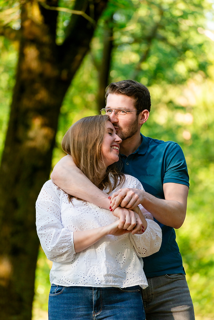 Romatische foto van stel tijdens een koppel fotoshoot in miiden Limburg.