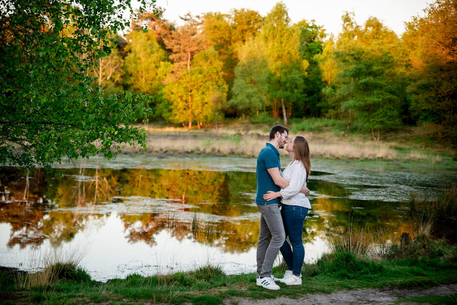 Kopel in de natuur in m idden-limburg tijdens een loveshoot.