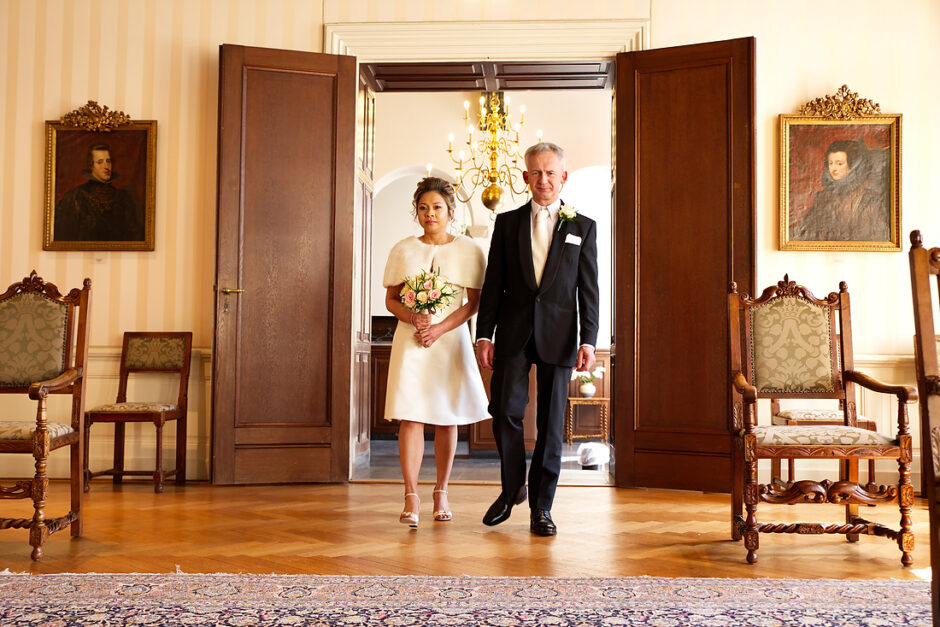 Spontane momenten vastgelegd bij een kleine ceremonie in het gemeentehuis Roermond.